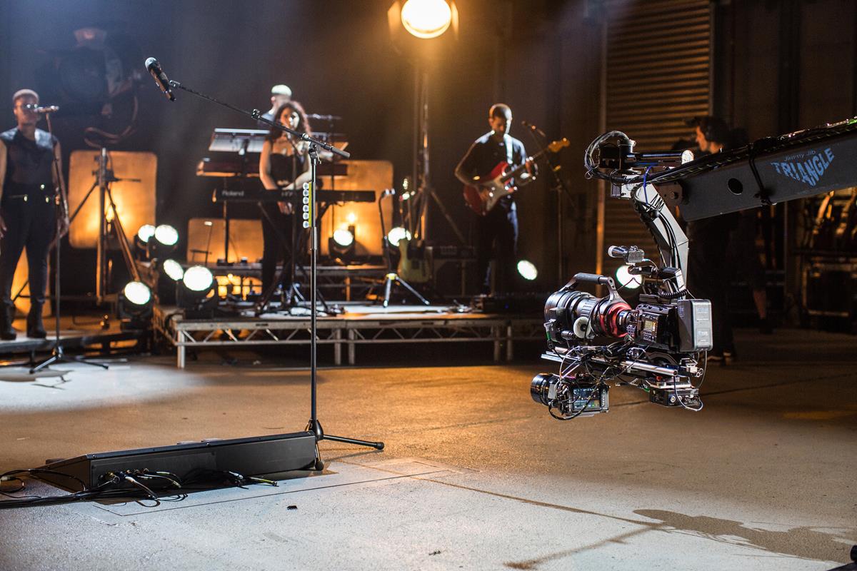 The camera plan involved the A cam on a Jib with a T4.5 Optimo 44-440mm, another URSA 12K on Steadicam switching between 40mm and 50mm T2.3 Cookes, and a third URSA on a pedestal dolly on a track. Cr: Electric Light Studio
