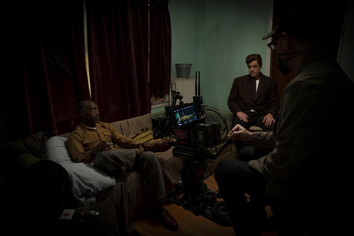 Don Cheadle, Benicio Del Toro and director Steven Soderbergh on the set of HBO Max and Warner Bros. Pictures’ crime drama “No Sudden Move.” Cr: Claudette Barius/Warner Bros. Entertainment