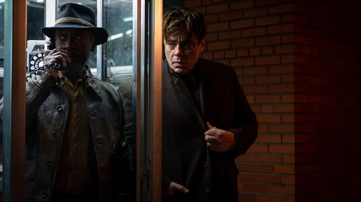 Don Cheadle as Curtis Goynes and Benicio Del Toro as Ronald Russo in HBO Max and Warner Bros. Pictures’ crime drama “No Sudden Move.” Cr: Claudette Barius/Warner Bros.