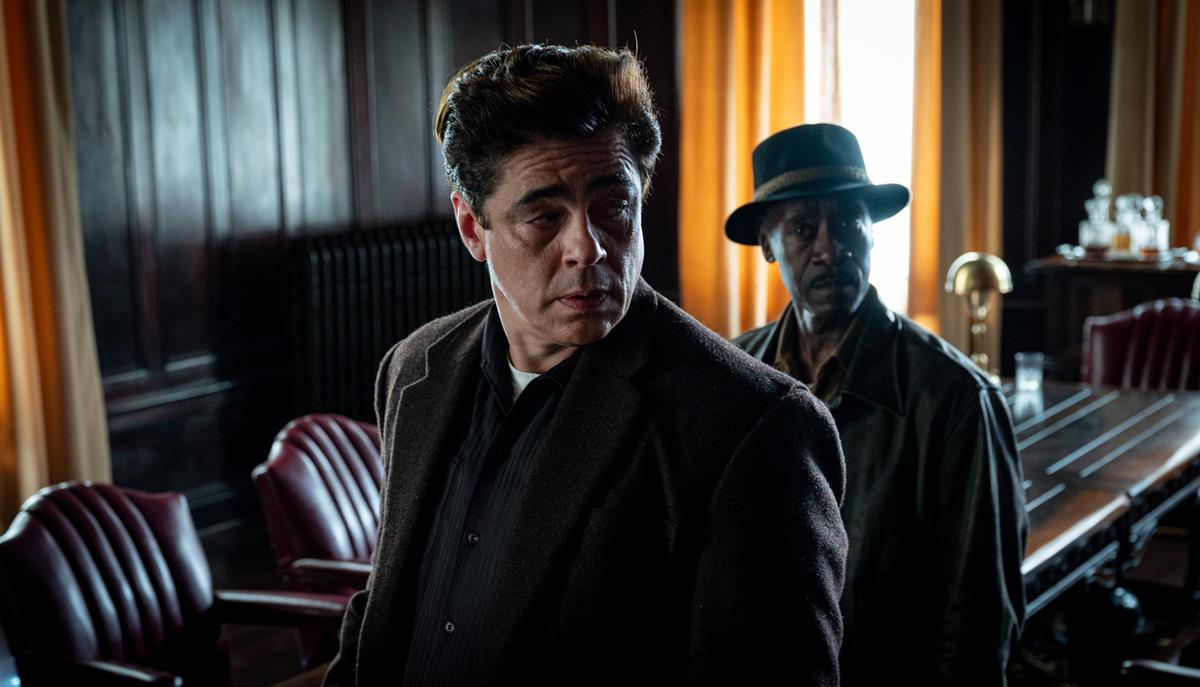 Benicio Del Toro as Ronald Russo and Don Cheadle as Curt Goynes in HBO Max and Warner Bros. Pictures’ crime drama “No Sudden Move.” Cr: Claudette Barius/Warner Bros.