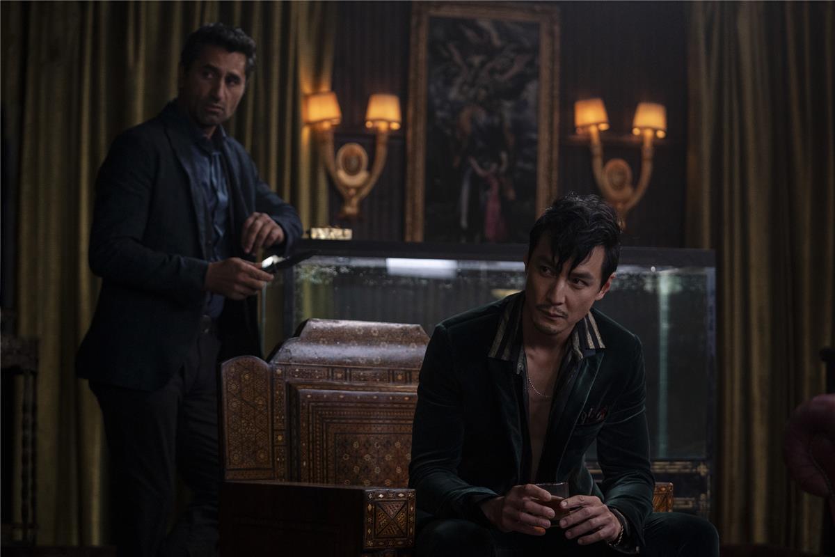 Cliff Curtis as Cyrus Boothe and Daniel Wu as Saint Joe in “Reminiscence.” Cr: Warner Bros. Pictures