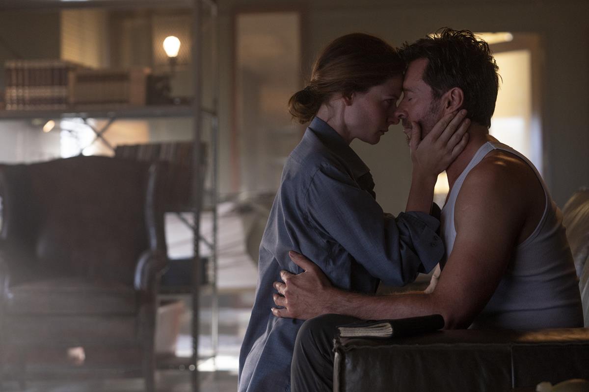 Rebecca Ferguson as Mae and Hugh Jackman as Nick Bannister in “Reminiscence.” Cr: Warner Bros. Pictures