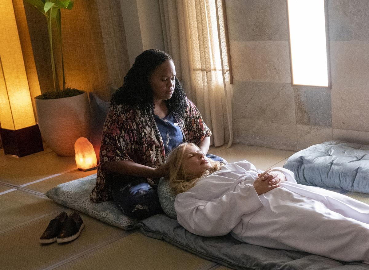 Natasha Rothwell as Belinda Lindsay and Jennifer Coolidge as Tanya McQuoid in Episode 1 of “The White Lotus.” Cr: HBO