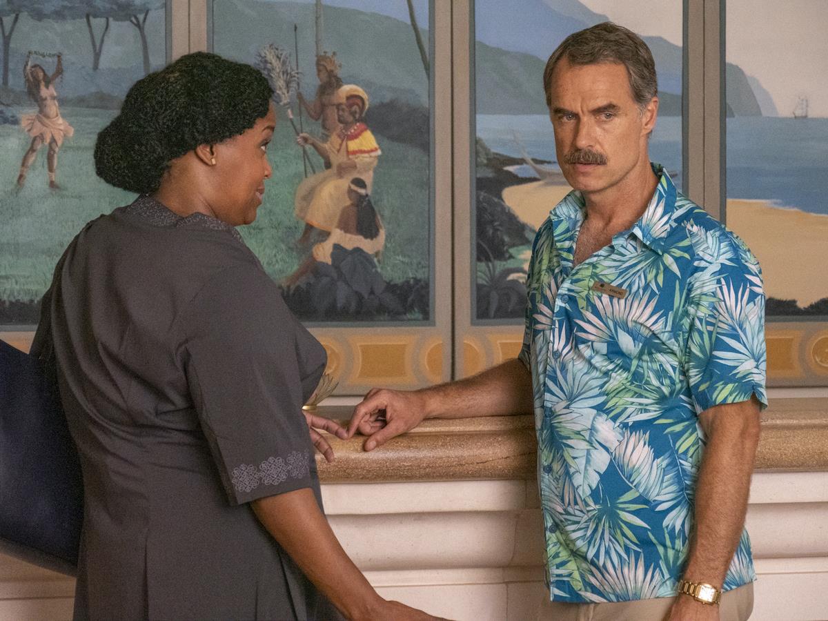 Natasha Rothwell as Belinda Lindsay and Murray Bartlett as Armond in Episode 2 of “The White Lotus.” Cr: HBO