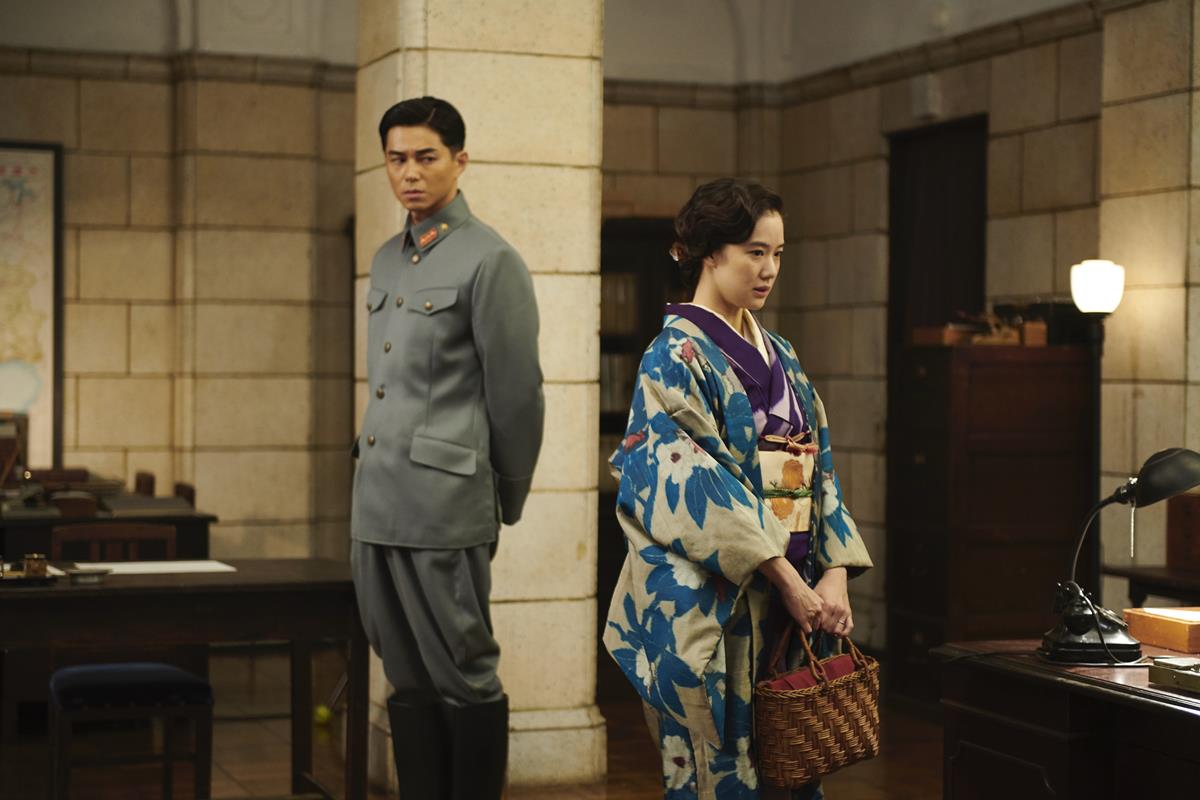 Masahiro Higashide as Yasuharu Tsumori and Yu Aoi as Satoko Fukuhara in director Kiyoshi Kurosawa’s “Wife of a Spy.” Cr: Kino Lorber