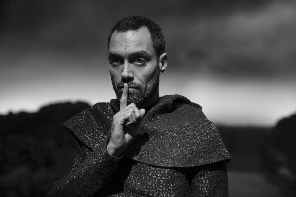 Alex Hassell as Ross in in director Joel Coen’s “The Tragedy of Macbeth.” Cr: A24/Apple TV+