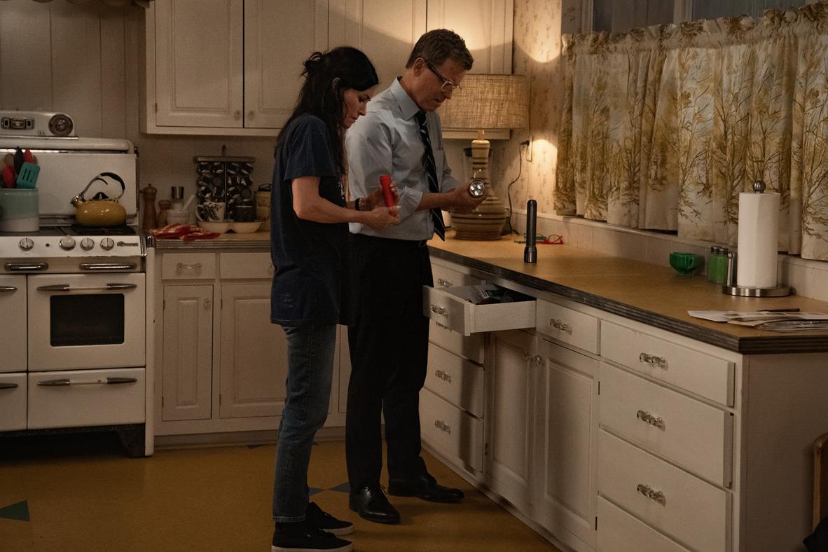 Courteney Cox as Patricia “Pat” Phelps and Greg Kinnear as Terry Phelps in “Shining Vale.” Cr: Kat Marcinowski/Starz